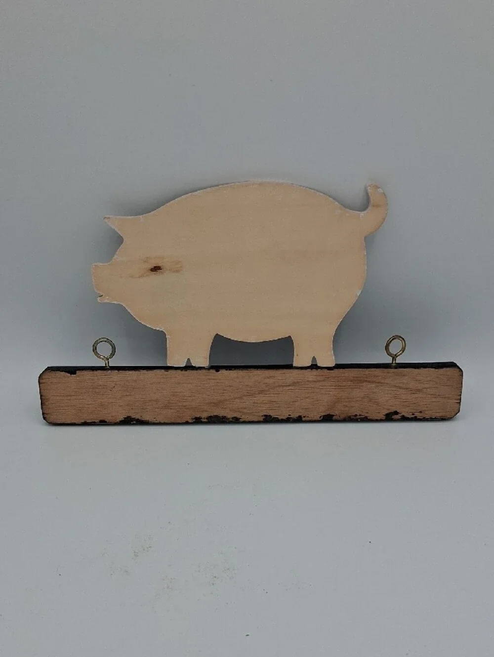 Vintage-style Pig Wall Hook Rack with Red Heart Accents